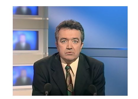 Pierre Nicolas à l'antenne de France 3 Toulouse, en costume sombre et cravate à motifs, devant un mur d'écrans de contrôle, le 21 septembre 2001.