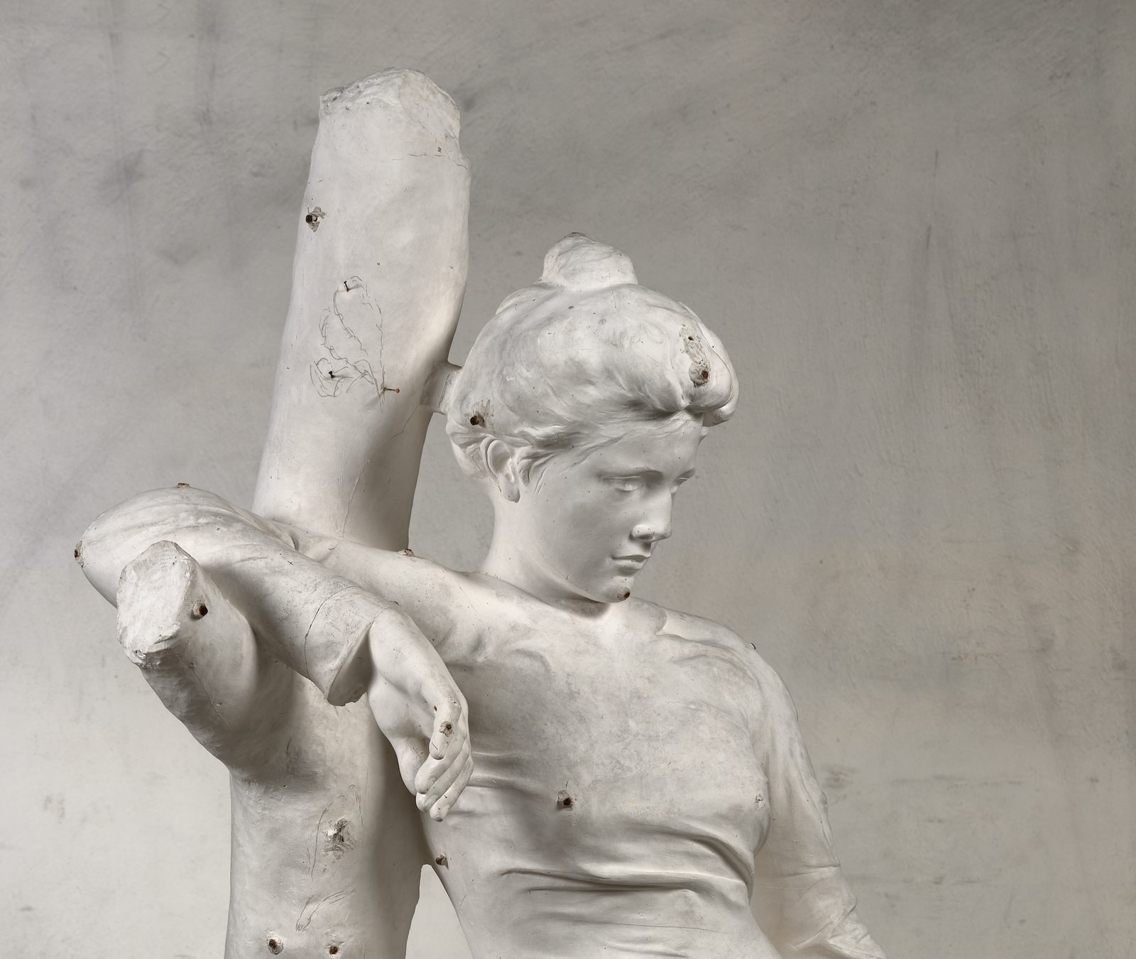 Plâtre du Drame lyrique d'Alexandre Falguière, conservé au musée des Augustins : buste et bras de la violoniste, criblés des points de repère qui ont guidé la restauration du marbre.